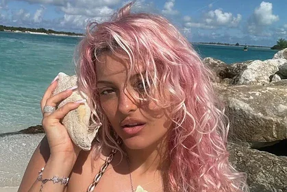 بی بی رکسا با بیکینی سکسی در ساحل، منحنی‌های بدنش را به رخ کشید!