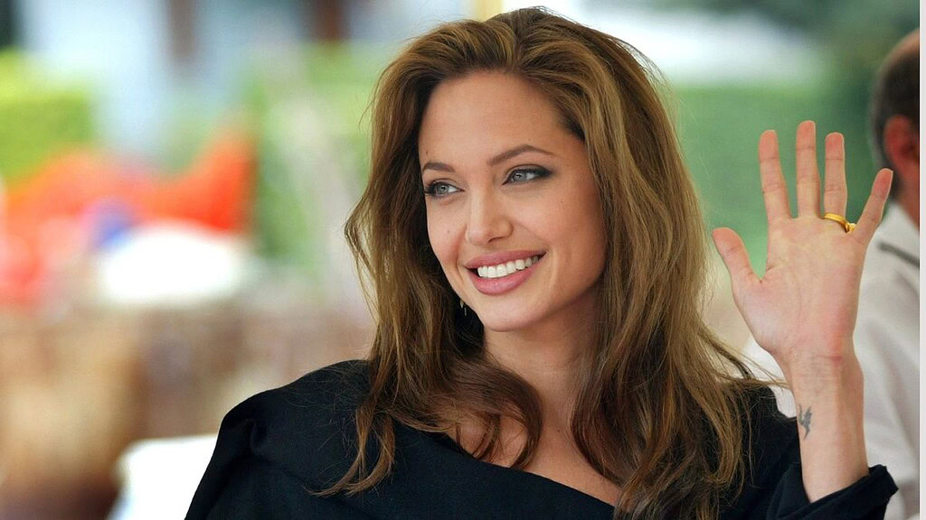 درمالیدی - شجاعت عریان یک ستاره؛ آنجلینا جولی برای اولین بار زخمهای سینهاش را نشان داد شجاعت عریان یک ستاره؛ آنجلینا جولی برای اولین بار زخمهای سینهاش را نشان داد