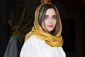 ژست مرموز دکتر بهنوش طباطبایی با شتر در کویر جنوب!