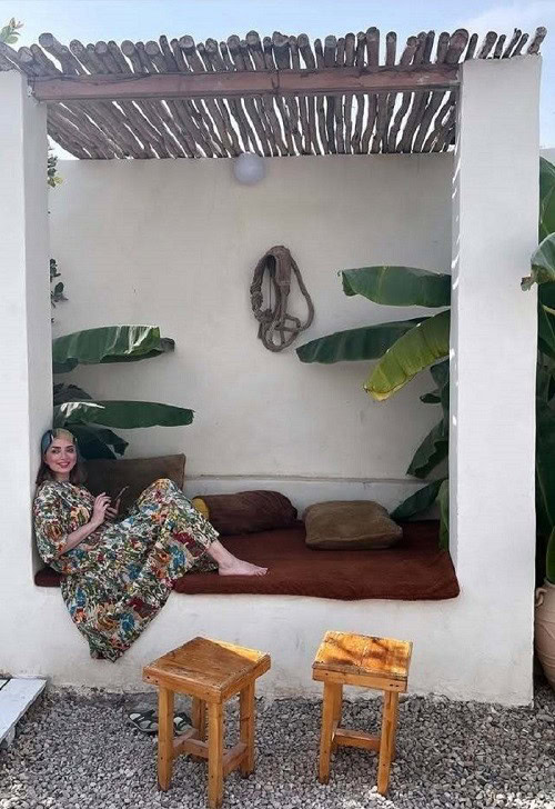 درمالیدی - ژست مرموز دکتر بهنوش طباطبایی با شتر در کویر جنوب! ژست مرموز دکتر بهنوش طباطبایی با شتر در کویر جنوب!