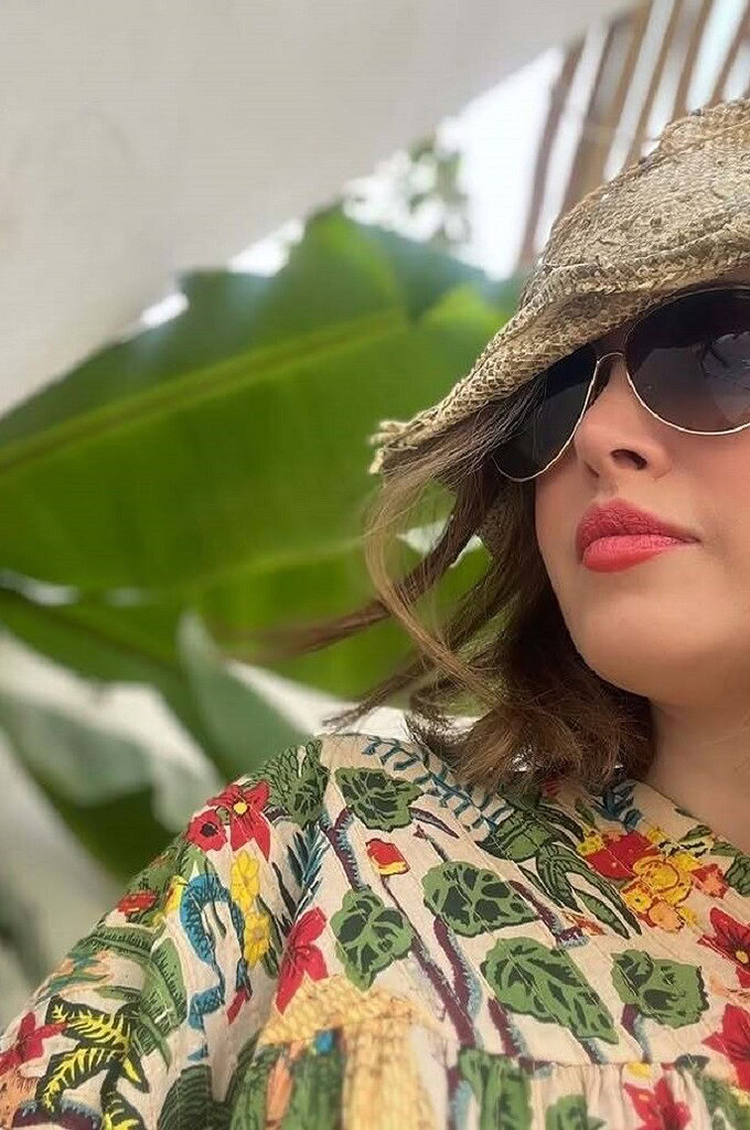 درمالیدی - ژست مرموز دکتر بهنوش طباطبایی با شتر در کویر جنوب! ژست مرموز دکتر بهنوش طباطبایی با شتر در کویر جنوب!