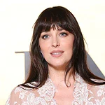 جنجال داکوتا جانسون با لباس‌های نیمه برهنه در عربستان ادامه دارد