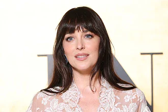 جنجال داکوتا جانسون با لباس‌های نیمه برهنه در عربستان ادامه دارد