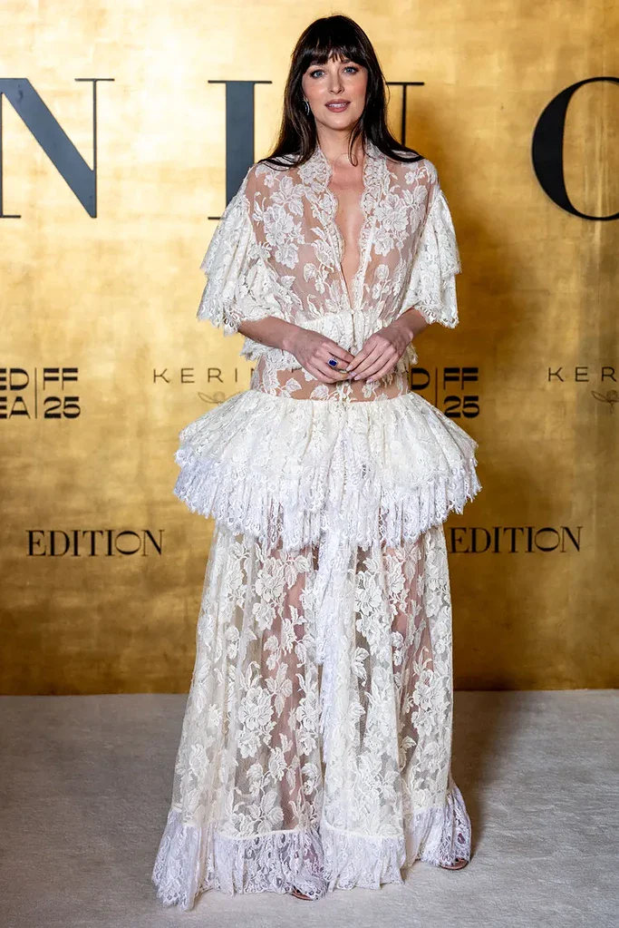 درمالیدی - جنجال داکوتا جانسون با لباسهای نیمه برهنه در عربستان ادامه دارد جنجال داکوتا جانسون با لباسهای نیمه برهنه در عربستان ادامه دارد