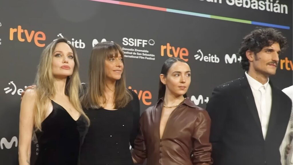 درمالیدی - شجاعت عریان یک ستاره؛ آنجلینا جولی برای اولین بار زخمهای سینهاش را نشان داد شجاعت عریان یک ستاره؛ آنجلینا جولی برای اولین بار زخمهای سینهاش را نشان داد