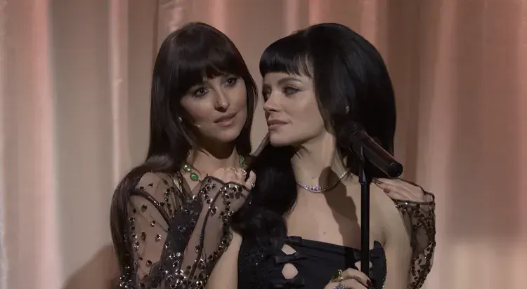 داکوتا جانسون با لباس خواب توری روی صحنه زنده جنجال به پا کرد؛ بوسه‌ای که شب را منفجر کرد