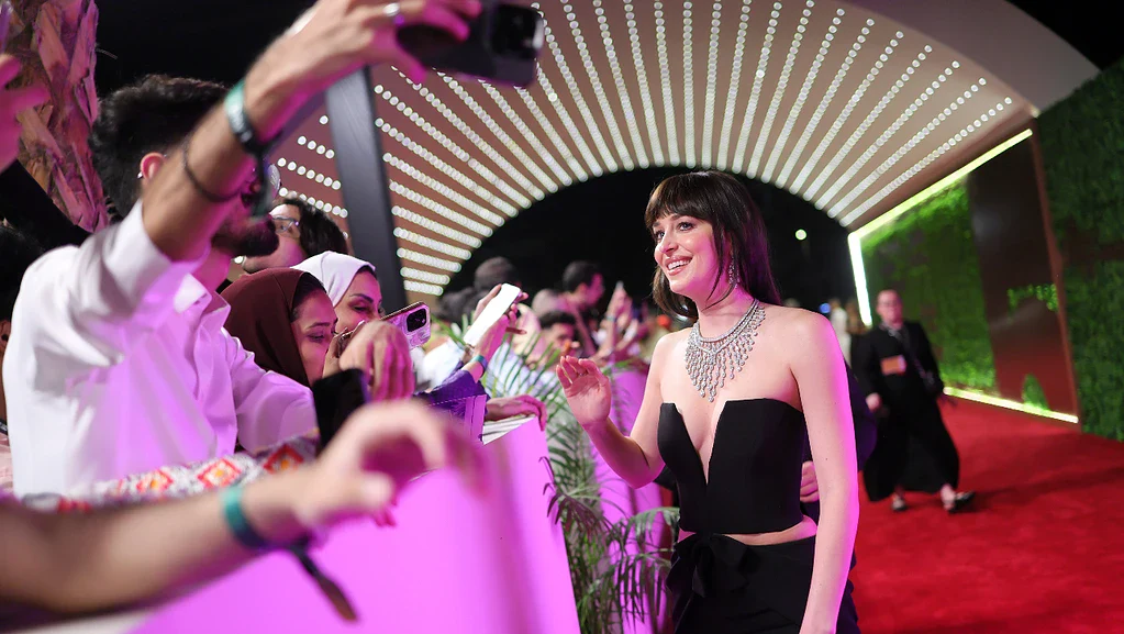 درمالیدی - جنجال داکوتا جانسون با لباسهای نیمه برهنه در عربستان ادامه دارد جنجال داکوتا جانسون با لباسهای نیمه برهنه در عربستان ادامه دارد