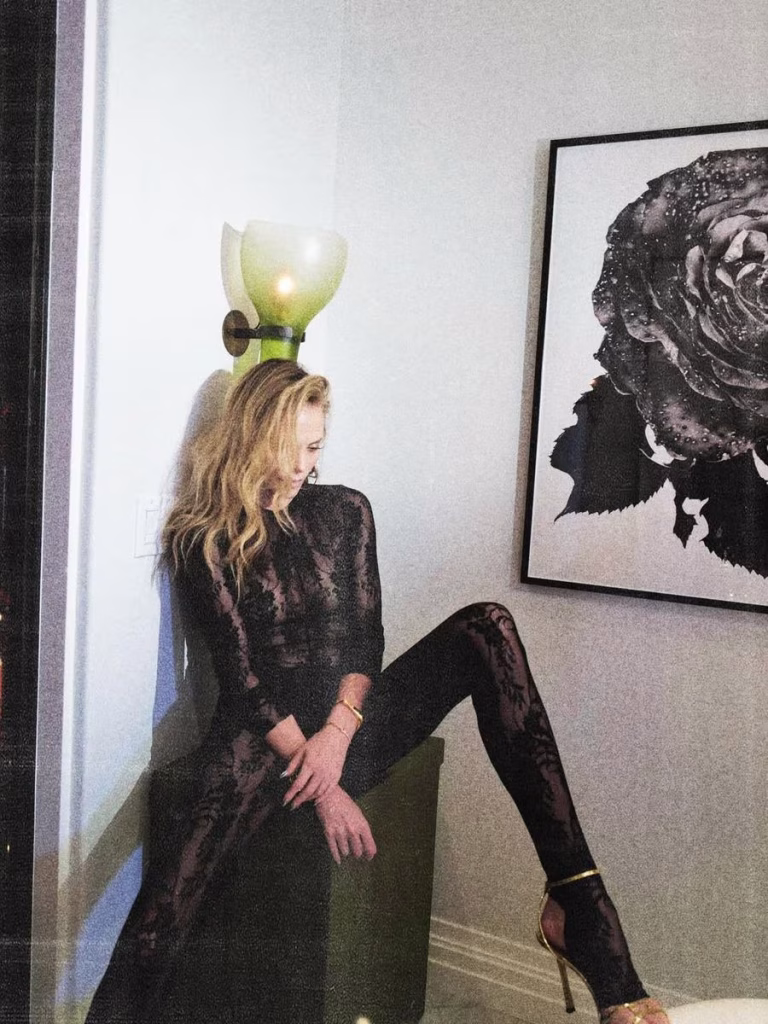 شارلیز ترون در 50 سالگی با لباس گیپور بدن نما: «من مثل شراب کهنه هستم، نه گل چیده شده!»