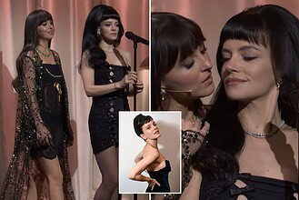 داکوتا جانسون با لباس خواب توری روی صحنه زنده جنجال به پا کرد؛ بوسه‌ای که شب را منفجر کرد