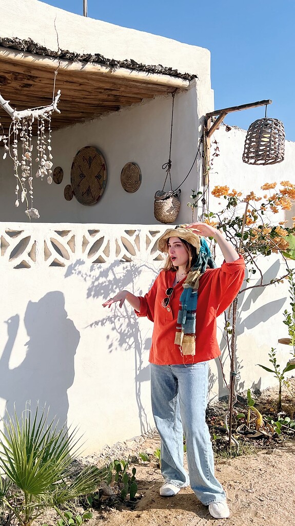 درمالیدی - ژست مرموز دکتر بهنوش طباطبایی با شتر در کویر جنوب! ژست مرموز دکتر بهنوش طباطبایی با شتر در کویر جنوب!