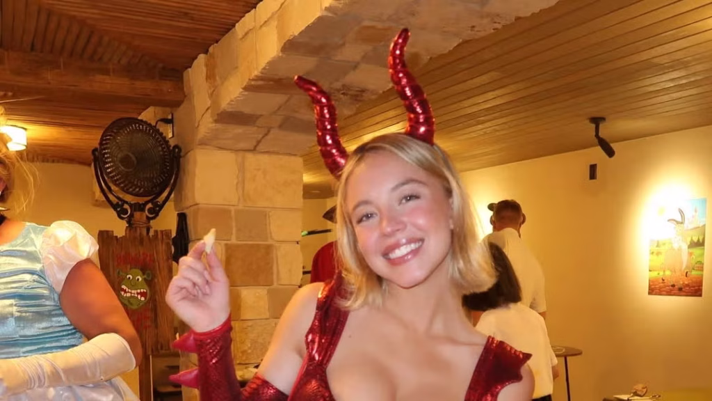 درمالیدی - لباس سکسی و عجیب سیدنی سوئینی در مهمانی شِرِک؛ ترکیب اغواگری و شوک! لباس سکسی و عجیب سیدنی سوئینی در مهمانی شِرِک؛ ترکیب اغواگری و شوک!