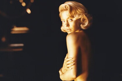 سیدنی سوئینی برهنه با بدنی به رنگ طلای خالص؛ عکس‌های نودِ جسورانه