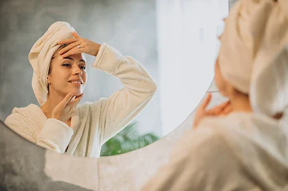 بهترین روتین مراقبت از پوست چرب؛ از صبح تا شب بدون برق افتادن پوست