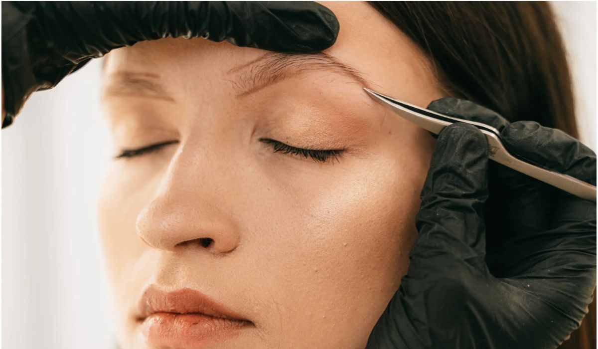 درمالیدی - شیدینگ ابرو چیست؟ از هزینه تا ماندگاری و عوارض جانبی آیا شیدینگ ابرو درد دارد؟