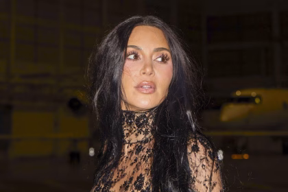 کیم کارداشیان با لباس توری شفاف در پاریس غوغا به پا کرد؛ رابطه مخفیانه با لوئیس همیلتون لو رفت؟ سه قرار عاشقانه در سه روز لاکچری!