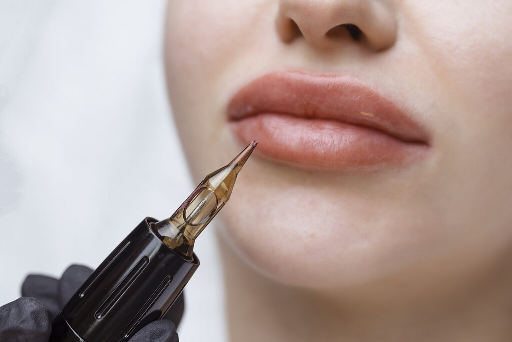 شیدینگ لب/لیپ بلاشینگ: همه‌چیز درباره تاتو نیمه دائم لب