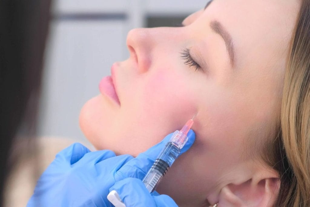افزایش حجم گونه و تقارن چهره: بررسی تخصصی فیلر گونه به همراه قیمت در سال 1403