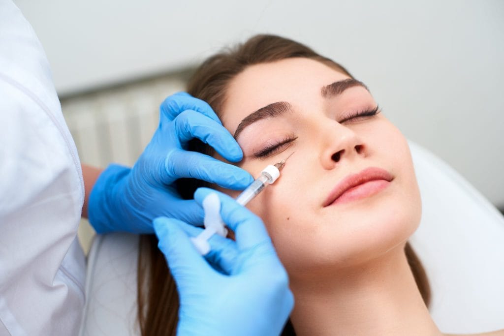 راهنمای جامع تزریق فیلر زیر چشم به همراه قیمت 1403: رازهای جوانسازی چهره