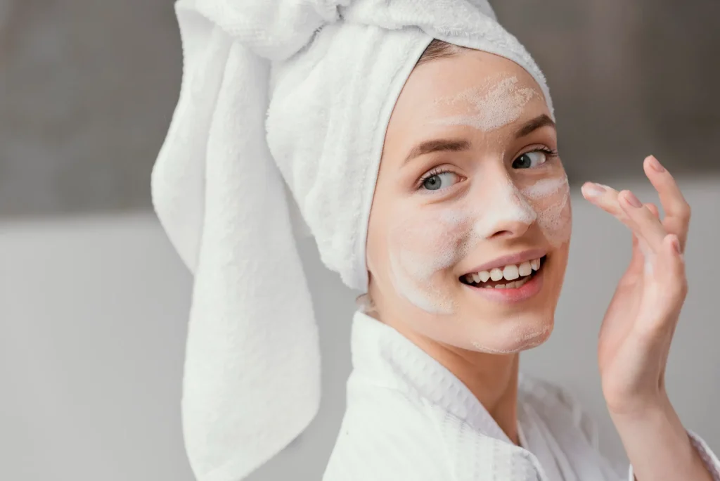 بهترین فوم شستشوی صورت آبرسان برای انواع پوست؛ مقایسه و بررسی تخصصی 6 برند محبوب
