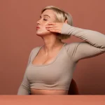 جوانسازی پوست با یوگای صورت؛ راهنمای کامل ضد پیری بدون بوتاکس و جراحی