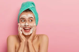 بهترین فوم شستشوی صورت آبرسان برای انواع پوست؛ مقایسه و بررسی تخصصی 6 برند محبوب