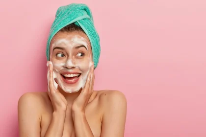 بهترین فوم شستشوی صورت آبرسان برای انواع پوست؛ مقایسه و بررسی تخصصی 6 برند محبوب