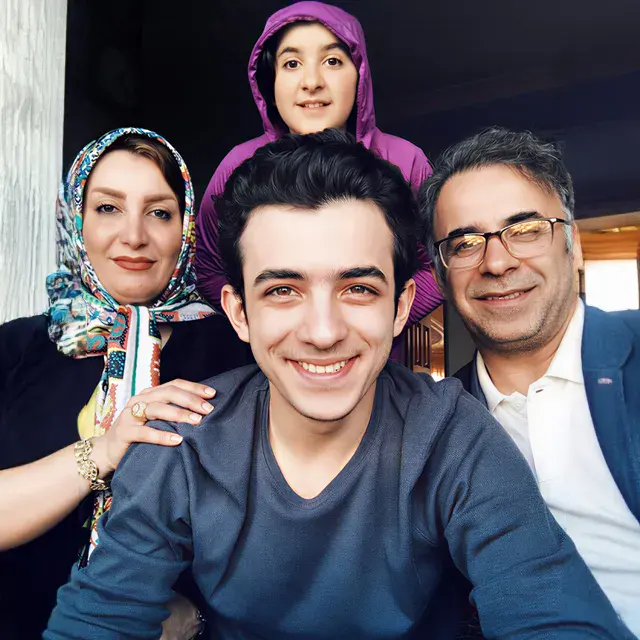 درمالیدی - پارتی تولدِ پرحاشیه؛ بازداشت علی شادمان و ستاره پسیانی، انتقال پارسا پیروزفر به بیمارستان پارتی تولدِ پرحاشیه؛ بازداشت علی شادمان و ستاره پسیانی، انتقال پارسا پیروزفر به بیمارستان